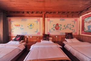 TIBET Guest house 虎跳峡卓玛客栈客房内的一张或多张床位