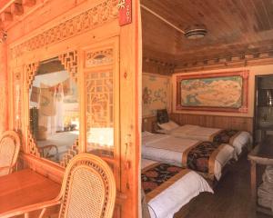 TIBET Guest house 虎跳峡卓玛客栈客房内的一张或多张床位