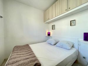 Posteľ alebo postele v izbe v ubytovaní Appartement 2 Pièces avec Piscine et Parking à Sète - FR-1-338-480