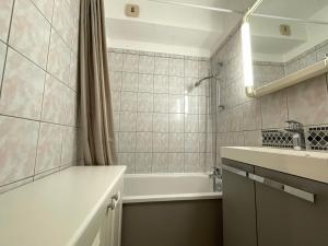 Kúpeľňa v ubytovaní Appartement 2 Pièces avec Piscine et Parking à Sète - FR-1-338-480