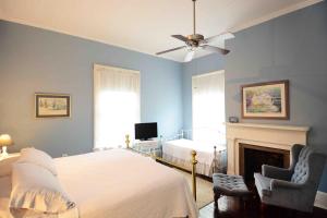 - une chambre avec un lit et un ventilateur de plafond dans l'établissement 1872 Denham Inn, à Monticello