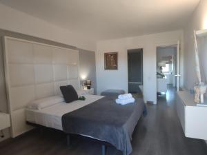 een slaapkamer met 2 bedden in een kamer met bij Apartamento Platja d'Aro, 2 dormitorios, 4 personas - ES-209-54 in Platja  d'Aro