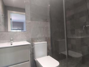 een badkamer met een douche, een toilet en een wastafel bij Apartamento Platja d'Aro, 2 dormitorios, 4 personas - ES-209-54 in Platja  d'Aro