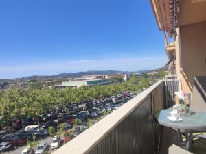 een balkon met uitzicht op een parkeerplaats bij Apartamento Platja d'Aro, 2 dormitorios, 4 personas - ES-209-54 in Platja  d'Aro