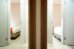 Rúm í herbergi á Front One Hotel Sragen