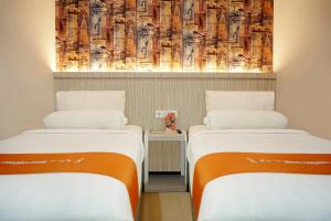 Rúm í herbergi á Front One Hotel Sragen