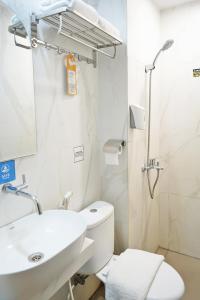 Baðherbergi á Front One Hotel Sragen