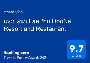 una señal azul con el texto traducido a los premios Koenantlear review en แลภู ดูนา LaePhu DooNa Resort and Restaurant, en Ban San Pa Sak