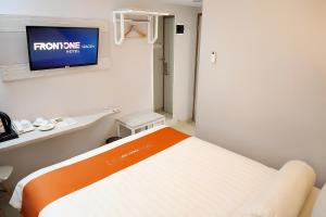 Rúm í herbergi á Front One Hotel Sragen