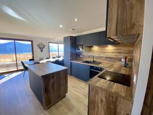 une cuisine avec des armoires en bois et un comptoir dans l'établissement Grande maison moderne pour 16 pers avec terrasse et parking, proche pistes et commerces - FR-1-758-20, aux Angles 10 autres photos