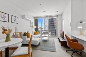 sala de estar con sofá y mesa en Sleek 2-Bed City High-Rise with Amenities en Melbourne