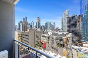 balkon z widokiem na panoramę miasta w obiekcie Sleek 2-Bed City High-Rise with Amenities w Melbourne