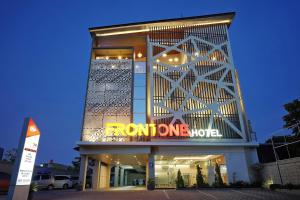 una vista frontale di un hotel di notte di Front One Hotel Sragen a Sragen