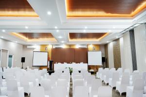 Viðskiptasvæði og/eða fundarherbergi á Front One Hotel Sragen