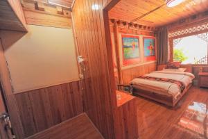TIBET Guest house 虎跳峡卓玛客栈客房内的一张或多张床位