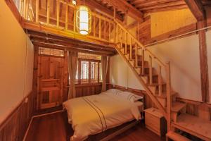 TIBET Guest house 虎跳峡卓玛客栈客房内的一张或多张床位