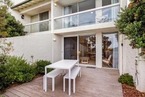 Balkón nebo terasa v ubytování Juniper Designer Beachfront Semaphore