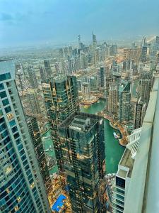杜拜的住宿－Life Above Clouds，享有河流和建筑的城市空中景致