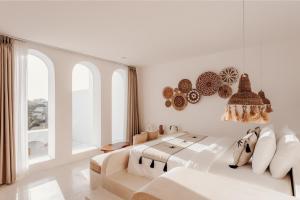 1 dormitorio blanco con 1 cama grande y ventanas en Casa Cherish 2 BR Canggu Villa, en Canggu 50 fotos más