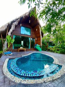 a house with a swimming pool in front of it at Villa Baan Pak Pra in Ban Pak Pra (1)