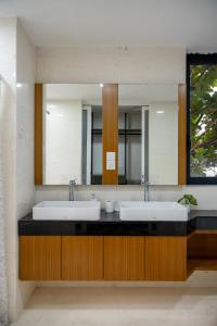 baño con 2 lavabos y espejo grande en Bunga Raya Villa By Malvacae Homestays Shah Alam, en Shah Alam