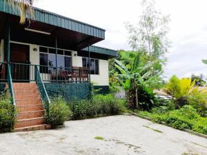 una casa con veranda e balcone di Elizabeth Accomodation-Your Home Away from Home a Suva