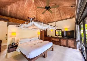 Postel nebo postele na pokoji v ubytování Sheraton Hua Hin Pranburi Villas