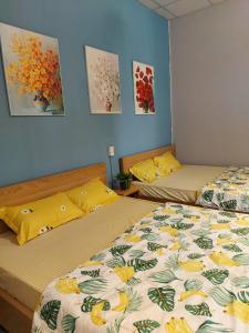 Giường trong phòng chung tại Nhat Ha homestay