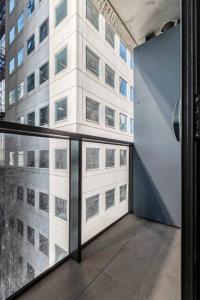 uma vista para um edifício alto a partir de uma janela em Central Charm Small Studio Retreat in Melbourne em Melbourne