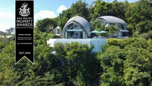 ein Haus inmitten der Bäume in der Unterkunft Moonshadow - Multiple Award Winning Villa in Chaweng Noi in Strand Chaweng Noi