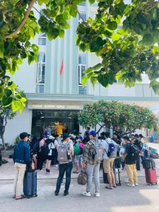 un gruppo di persone che si trovano fuori da un edificio di Hải Long Hotel Đảo Phú Quý a Cu Lao Thu