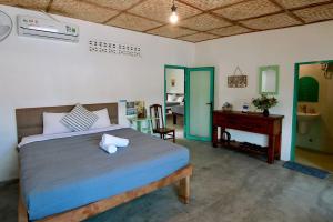 a bedroom with a bed and a desk in it at Yeu Bien 3 in Vĩnh Hy
