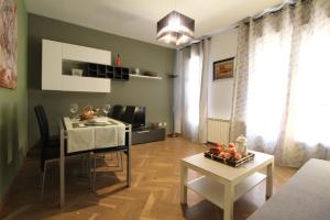 un soggiorno con tavolo e una sala da pranzo di Apartamento Silvela a Madrid