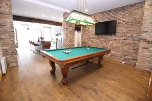 Billiards table sa Charm & Luxury Vacation Headquarters to Downtown!