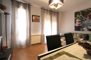 a dining room with a table and chairs and a window at Apartamento Silvela in Madrid