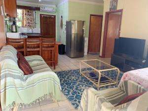 uma sala de estar com uma cozinha com um frigorífico em Elizabeth Accomodation-Your Home Away from Home em Suva
