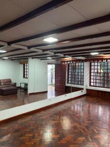 ein großes leeres Zimmer mit Sofa und Tisch in der Unterkunft CasaZheng in San José