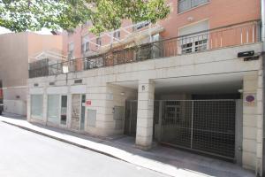 un condominio con balcone sopra di Apartamento Silvela a Madrid