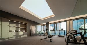 una sala de estar con un gran tragaluz en un edificio en Intercity Wuhan CADE Optics Valley en Wuhan