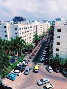 une rue de la ville avec des voitures garées dans un parking dans l'établissement Niran Grand Ville A4F, à Pattaya