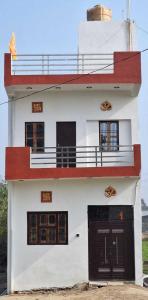 AyodhyaにあるHotel O Home Sita Ram Palaceの黒いドアと窓のある白い建物