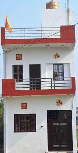 AyodhyaにあるHotel O Home Sita Ram Palaceの白い大きな建物(バルコニー、黒いドア付)