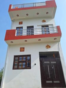 AyodhyaにあるHotel O Home Sita Ram Palaceの白い建物(バルコニー、ドア付)