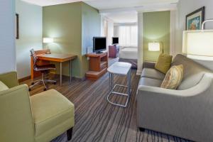 um quarto de hotel com um sofá, uma secretária e uma cama em SpringHill Suites Minneapolis Eden Prairie em Eden Prairie