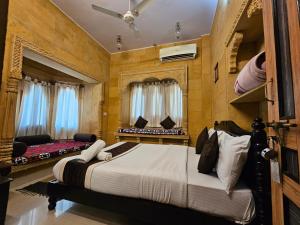 Postel nebo postele na pokoji v ubytování Hotel Royal Haveli