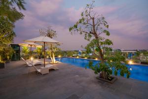 um resort com piscina à noite em Hotel Eastern Bojonegoro em Bojonegoro