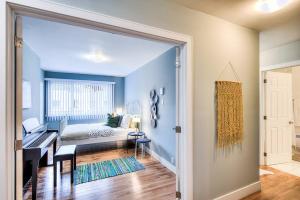 uma sala de estar com uma cama e uma secretária em Charming 2BR with Balcony in Montreal em Montreal