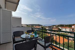 Balkón nebo terasa v ubytování Apartment Josip - panoramic sea view & parking