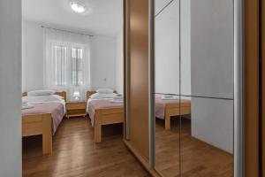Postel nebo postele na pokoji v ubytování Apartment Josip - panoramic sea view & parking