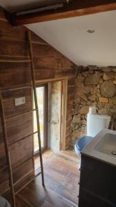 een badkamer met een wastafel en een toilet in een kamer bij Langhjuledda in Grosseto-Prugna